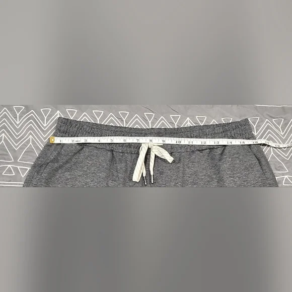 Vuori Men's Sunday Performance Shorts 8" In Heathered Grey Size Medium - Picture 2 of 9